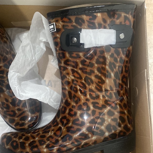 Size 7 Kenneth Cole rain boots - Picture 2 of 8